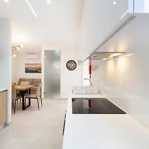 https://fl56-new-3storey-house-private-entrance-roof.qawrahotelsmalta.org